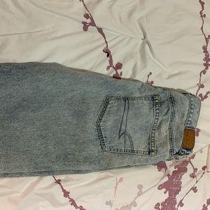 American eagle light washed mom jeans.